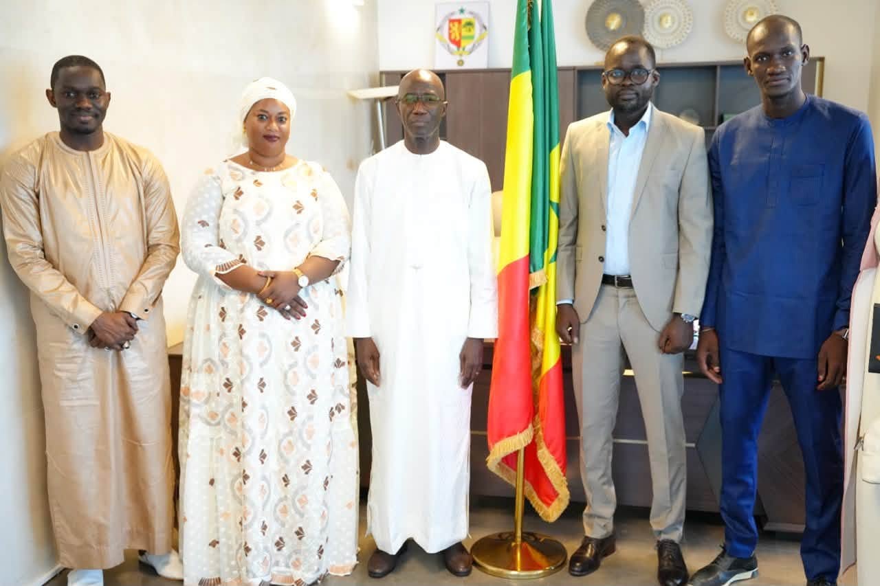Photo de groupe de la délégation du Forum avec le ministre de la Justice, Me Moussa Sarr, lors de l’audience du 14 août 2026